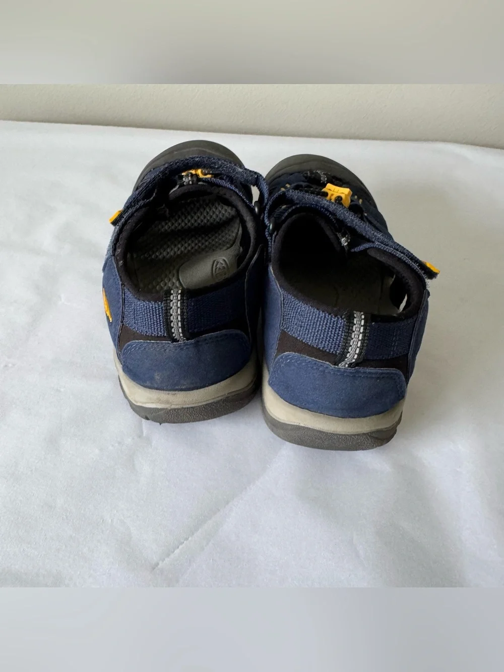KEEN Size 4 Big Boys Blue Sandals
